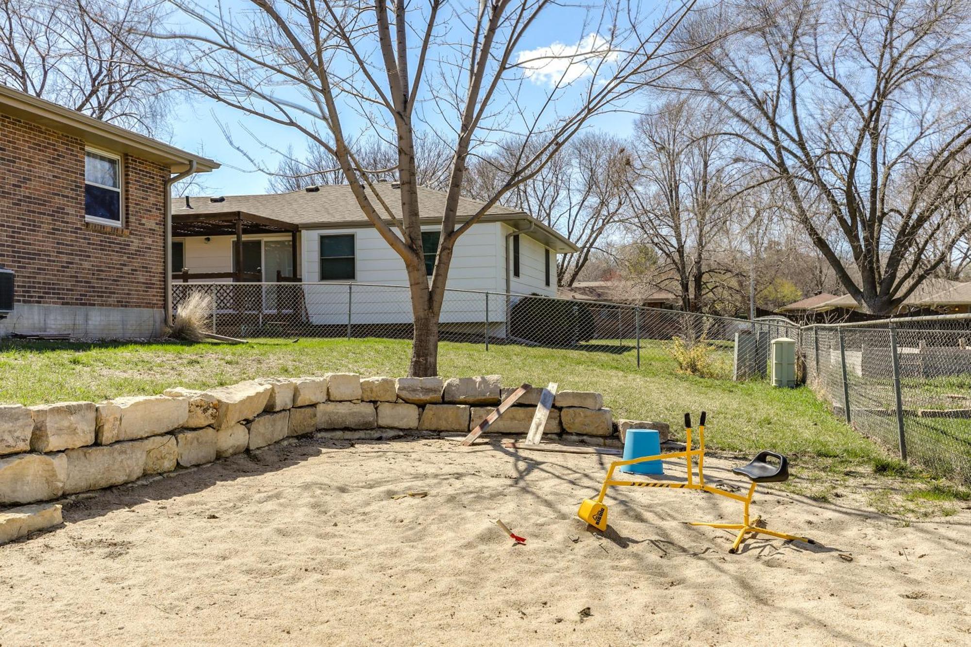 Family-Friendly Lincoln Home With Sandbox And Grill! Exterior photo